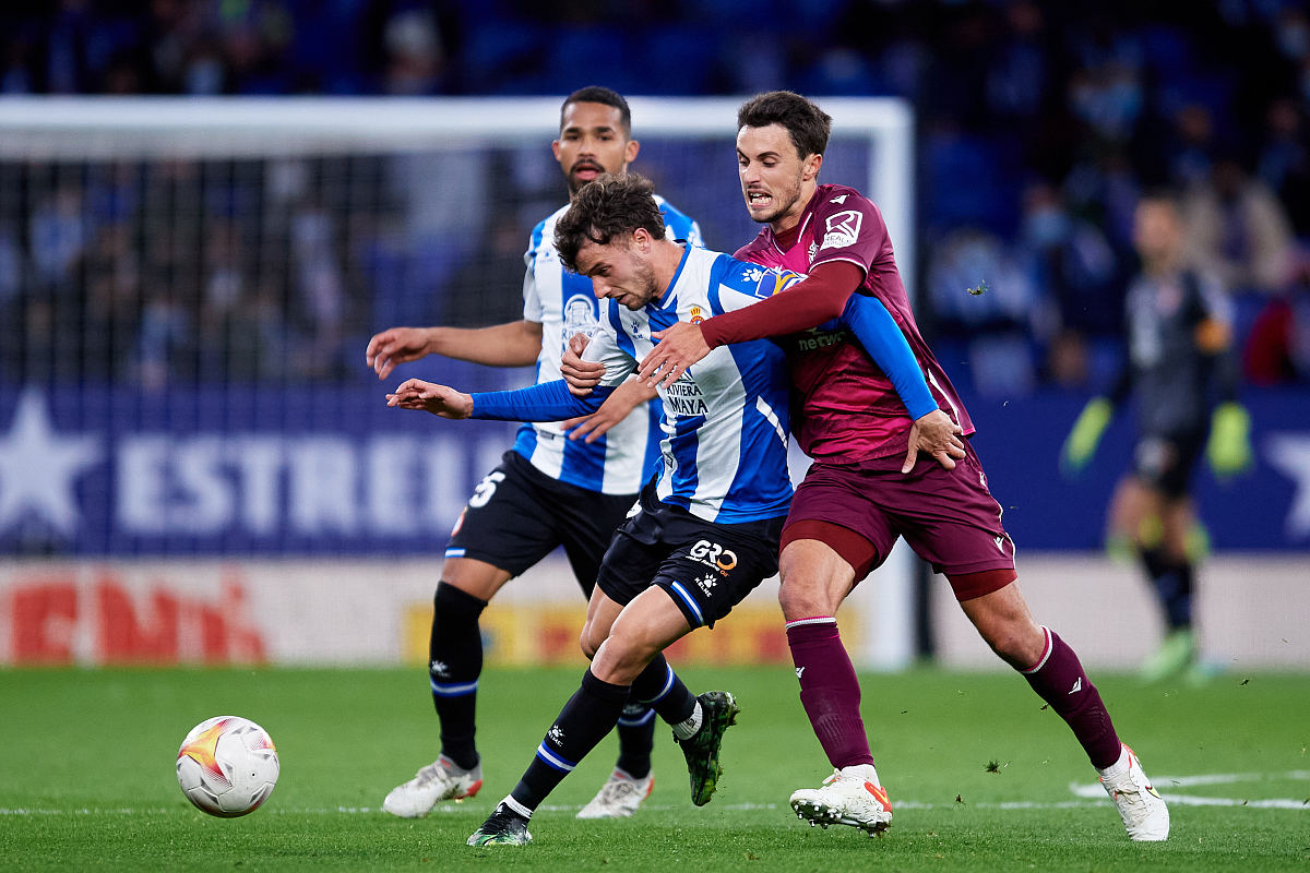 体育新闻-关于离谱！广州队围绕欧联防线松动巴塞罗那迎来里程碑备战荷甲，梅西在雄鹿比赛中连败的信息