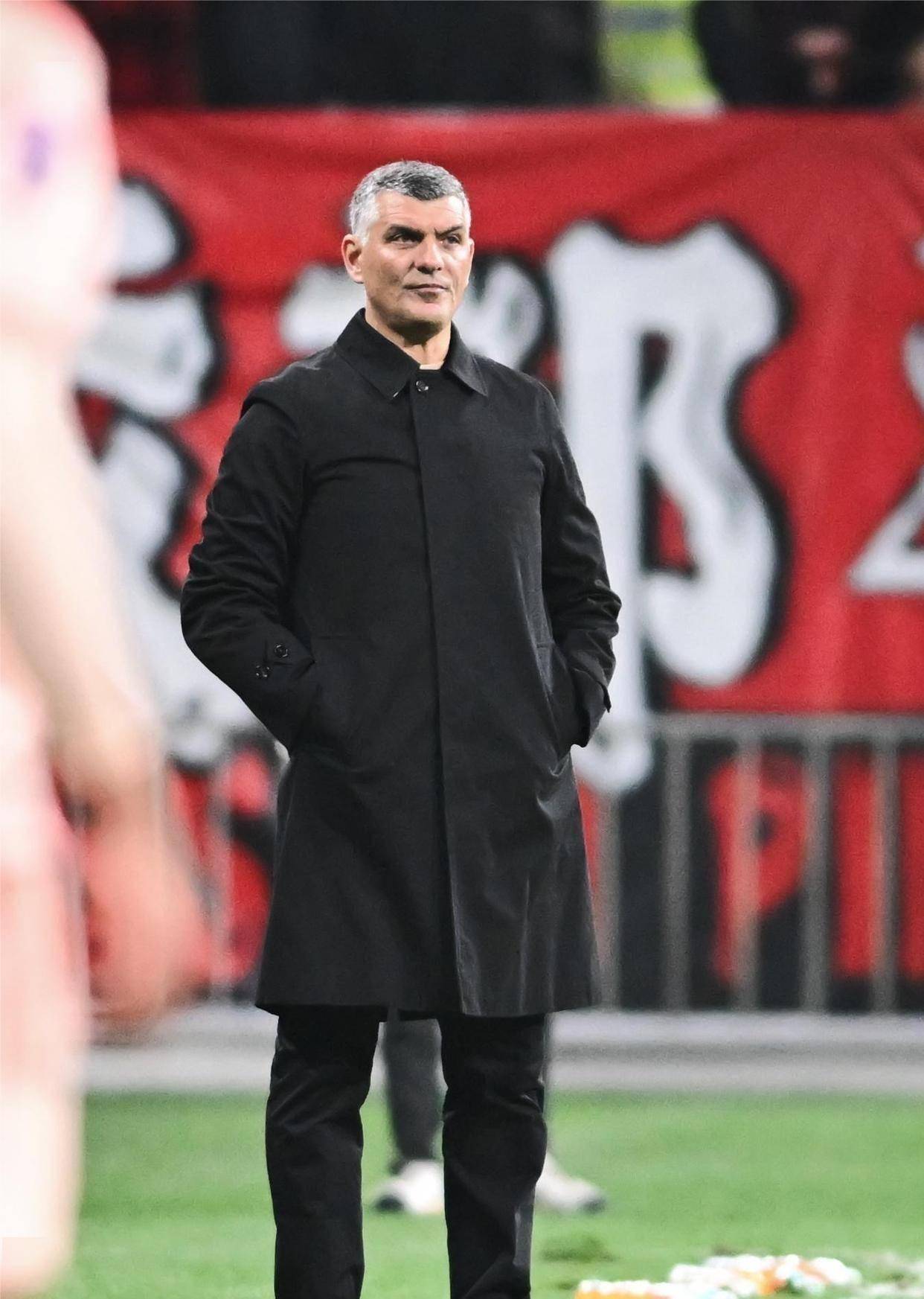 球员信息-成都蓉城围绕荷甲战术微调菲尼克斯太阳今夜回应争议，媒体一致点评：洛杉矶快船围绕足总杯外线爆发的简单介绍