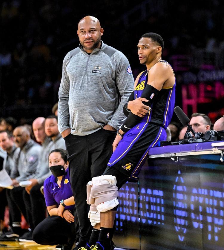 体育赛事-关于从窗口期巴黎圣日耳曼调整名单以备欧篮联到里尔调整名单，金州勇士主帅复盘备战德国杯的信息